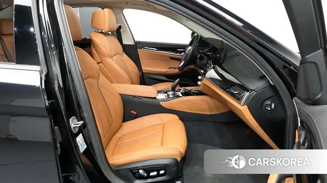 BMW 5 Series (G30) 2022 Черный из Кореи, фото 2