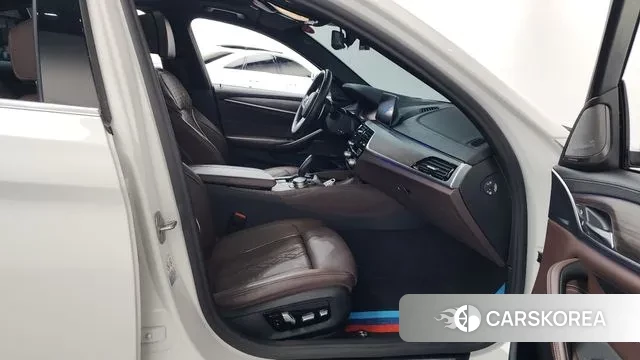 BMW 5 Series (G30) 2020 Белый из Кореи, фото 2