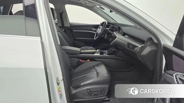 Audi e-Tron 2021 Белый из Кореи, фото 2