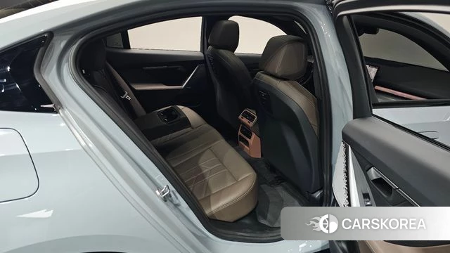 BMW 5 Series (G60) 2024 Серебристо-серый из Кореи, фото 2