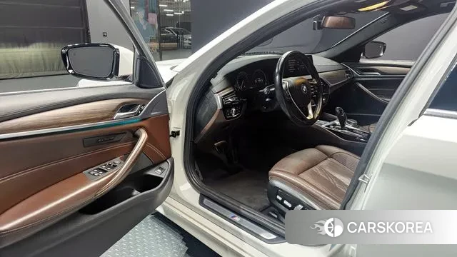 BMW 5 Series (G30) 2018 Белый из Кореи, фото 2