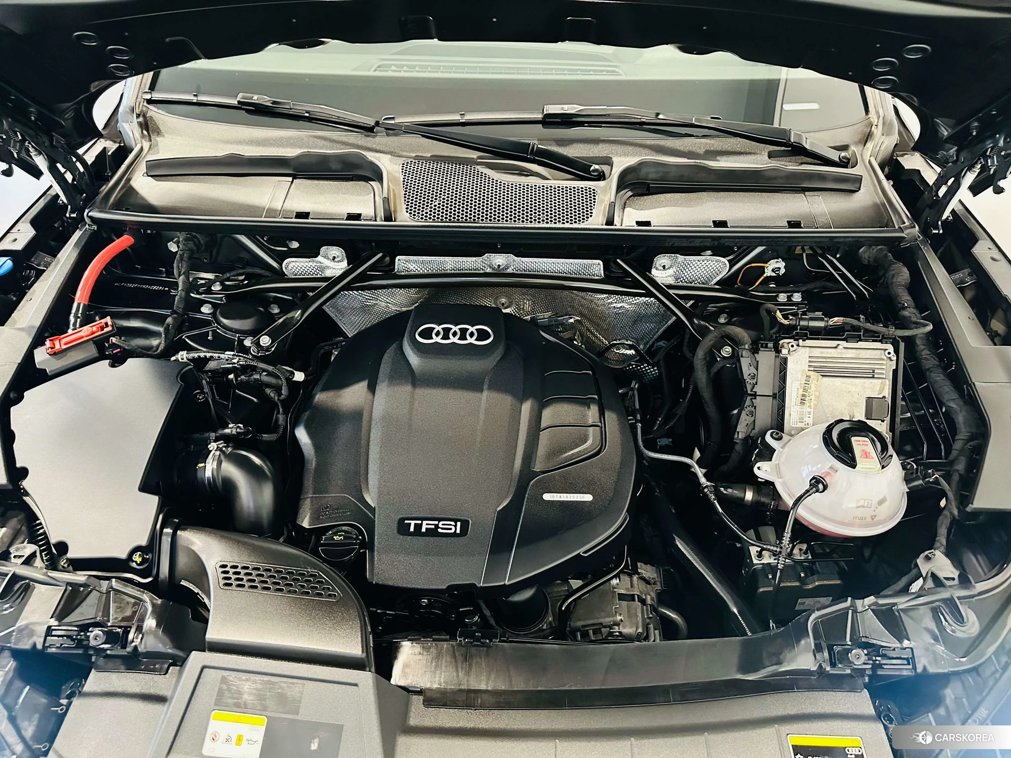 Audi Q5L 2021 Темно-серый из Китая, фото 2