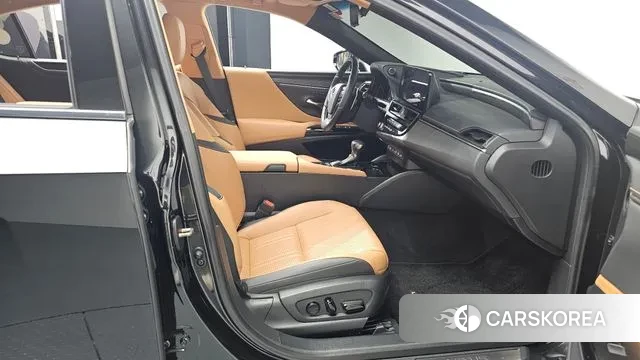 Lexus ES300h 7th generation 2022 Черный из Кореи, фото 2