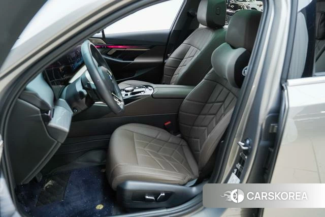 BMW 5 series 2024 Серебристо-серый из Китая, фото 2