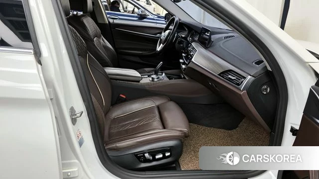 BMW 5 Series (G30) 2018 Белый из Кореи, фото 2