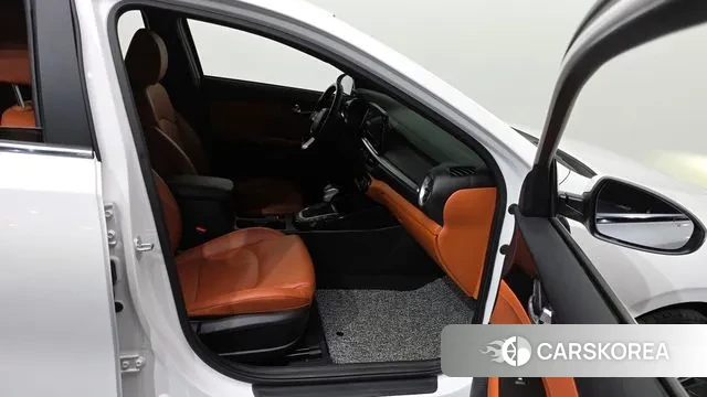 Kia The New K3 2nd generation 2023 Белый из Кореи, фото 2