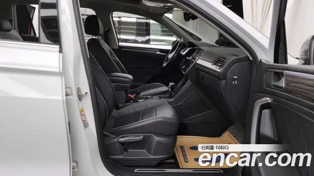 Volkswagen Tiguan Allspace 2023 Белый из Кореи, фото 2