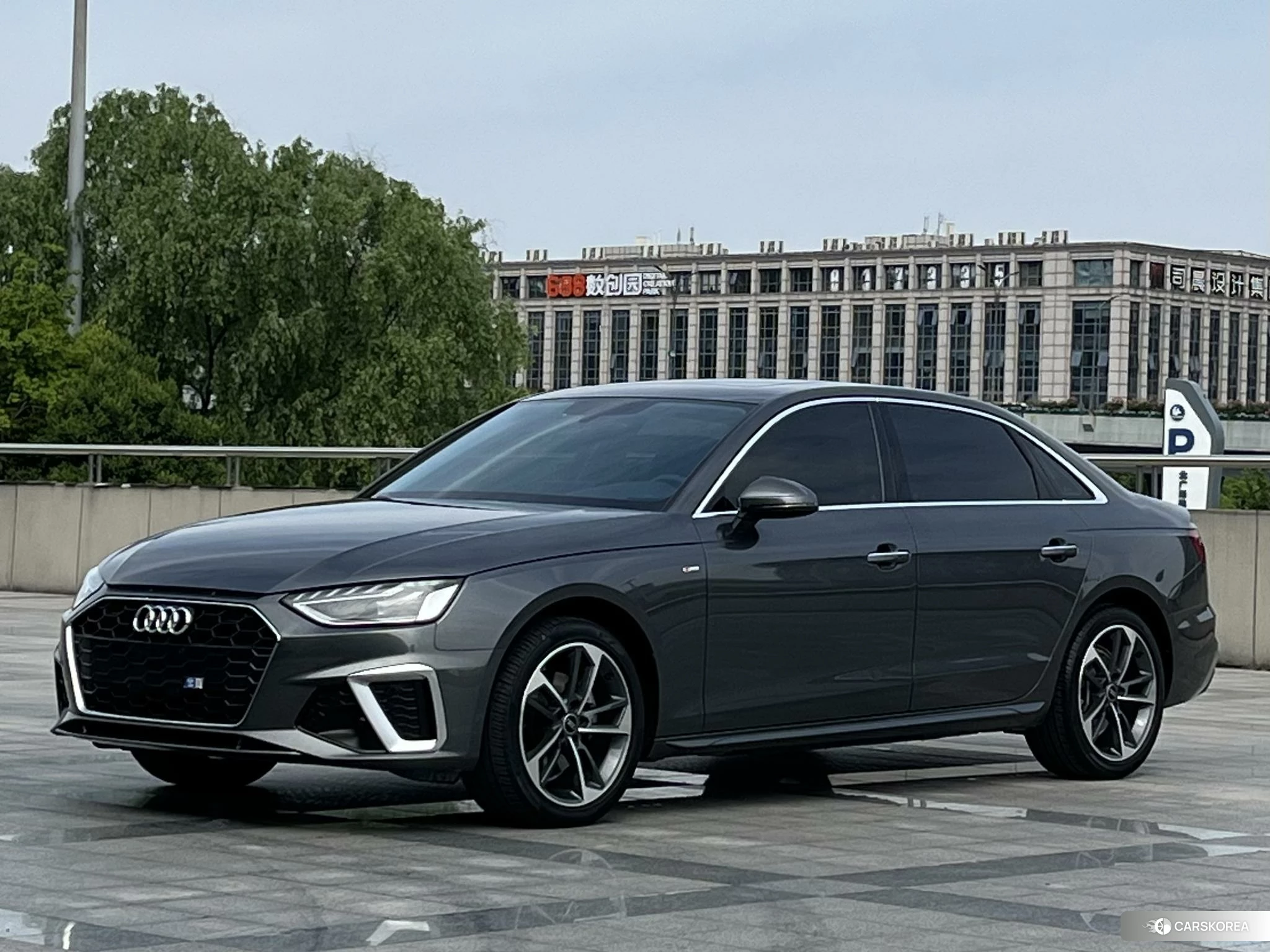 Audi A4L 2021 Темно-серый из Китая, фото 2