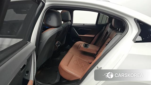 BMW i5 (G60) 2023 Белый из Кореи, фото 2