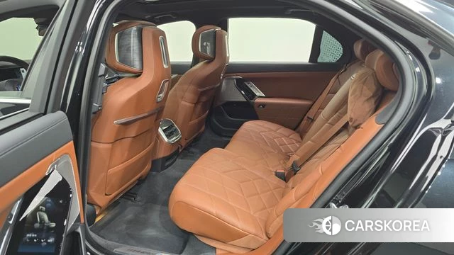 BMW 7 Series (G70) 2024 Черный из Кореи, фото 2