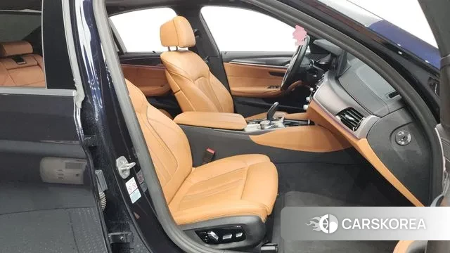 BMW 5 Series (G30) 2022 Черный из Кореи, фото 2