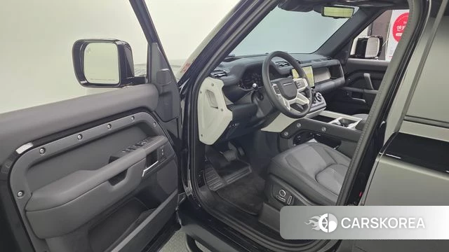 Land Rover Defender (L663) 2024 Черный из Кореи, фото 2