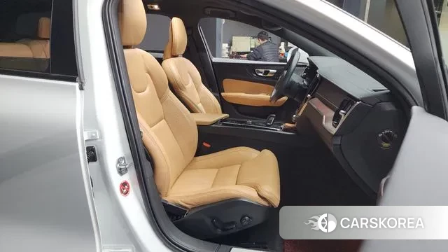 Volvo V60 Cross-Country 2nd Generation 2021 Белый из Кореи, фото 2