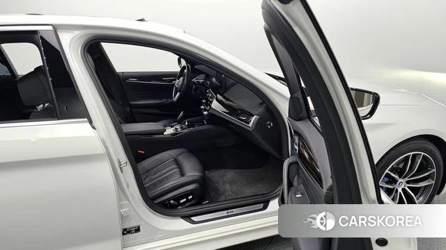 BMW 5 Series (G30) 2022 Белый из Кореи, фото 2