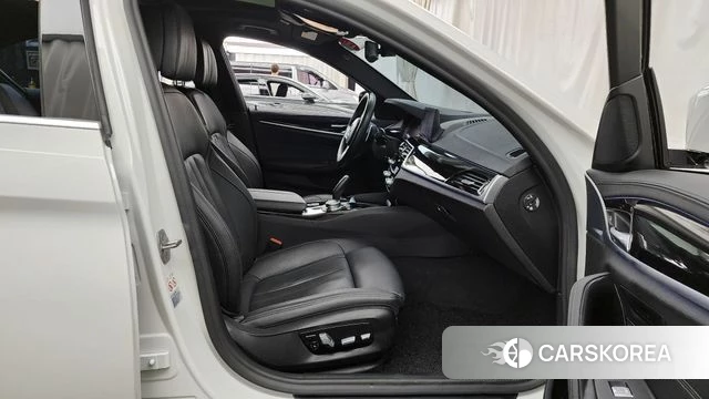 BMW 5 Series (G30) 2020 Белый из Кореи, фото 2