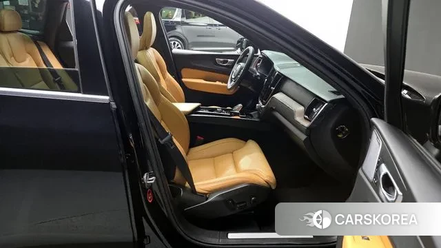 Volvo XC60 second Generation 2022 Черный из Кореи, фото 2