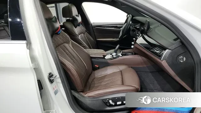 BMW 5 Series (G30) 2019 Белый из Кореи, фото 2