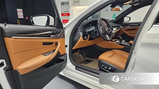 BMW 5 Series (G30) 2022 Белый из Кореи, фото 2