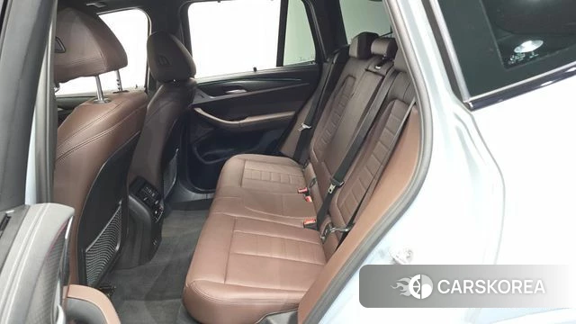 BMW X3 (G01) 2024 Светло-серебряный цвет из Кореи, фото 2