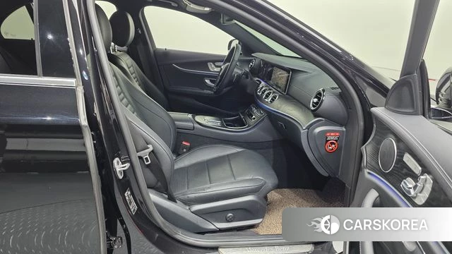 Mercedes-Benz E-Class W213 2023 Черный из Кореи, фото 2