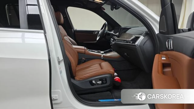 BMW X7 (G07) 2023 Белый из Кореи, фото 2