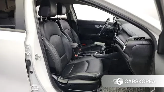 Kia The New K3 2nd generation 2021 Белый из Кореи, фото 2