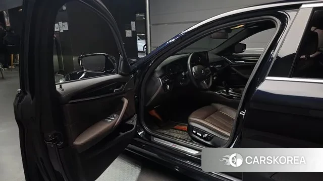 BMW 5 Series (G30) 2022 Черный из Кореи, фото 2