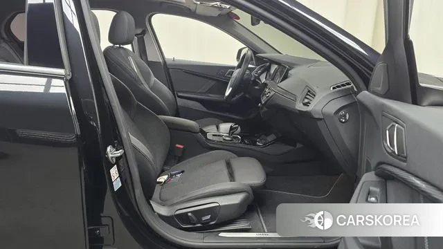 BMW 1 Series (F40) 2023 Черный из Кореи, фото 2