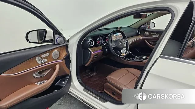 Mercedes-Benz E-Class W213 2018 Белый из Кореи, фото 2