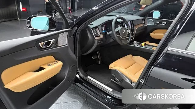 Volvo XC60 second Generation 2022 Черный из Кореи, фото 2