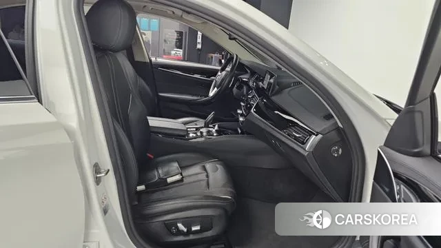 BMW 5 Series (G30) 2018 Белый из Кореи, фото 2