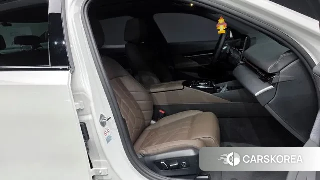 BMW 5 Series (G60) 2024 Белый из Кореи, фото 2