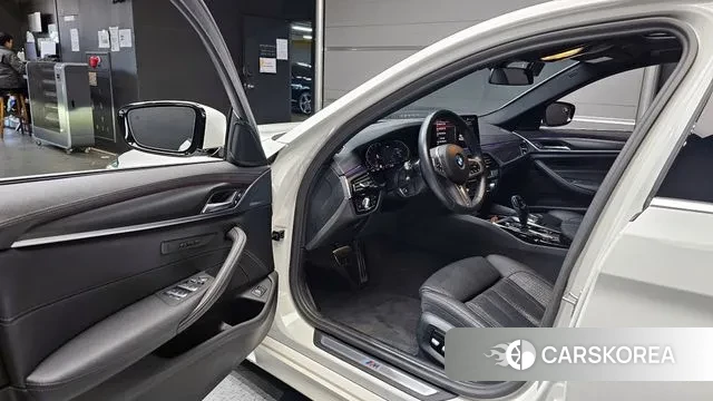 BMW 5 Series (G30) 2023 Белый из Кореи, фото 2