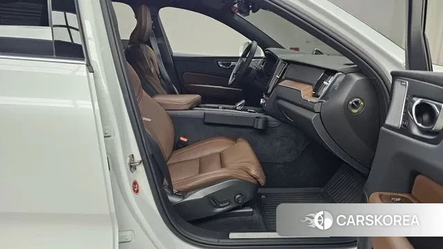 Volvo XC60 second Generation 2021 Белый из Кореи, фото 2