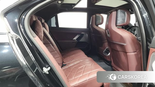 BMW 7 Series (G70) 2023 Черный из Кореи, фото 2
