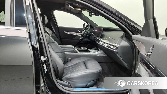 BMW 7 Series (G70) 2024 Черный из Кореи, фото 2
