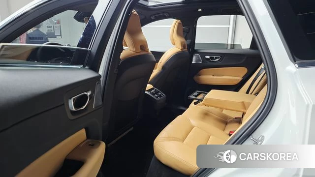 Volvo XC60 second Generation 2024 Белый из Кореи, фото 2