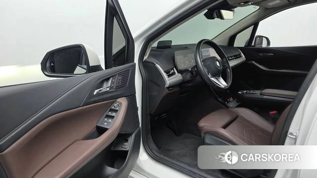 BMW 2 Series Active Tourer (U06) 2024 Белый из Кореи, фото 2