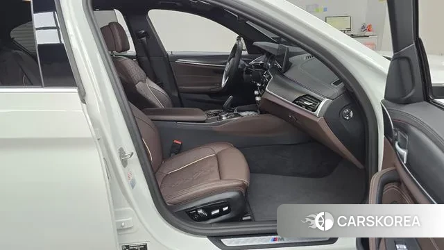 BMW 5 Series (G30) 2022 Белый из Кореи, фото 2