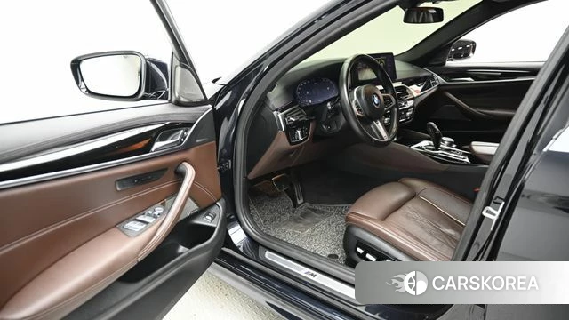 BMW 5 Series (G30) 2022 Черный из Кореи, фото 2