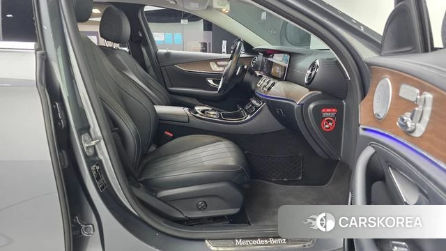 Mercedes-Benz E-Class W213 2018 Серый из Кореи, фото 2