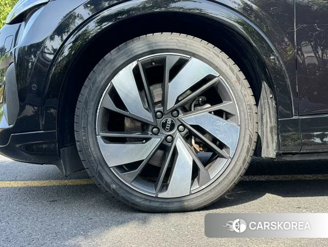 Audi Q5 e-tron 2022 Черный из Китая, фото 2