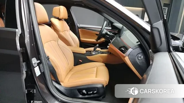 BMW 5 Series (G30) 2023 Серый из Кореи, фото 2