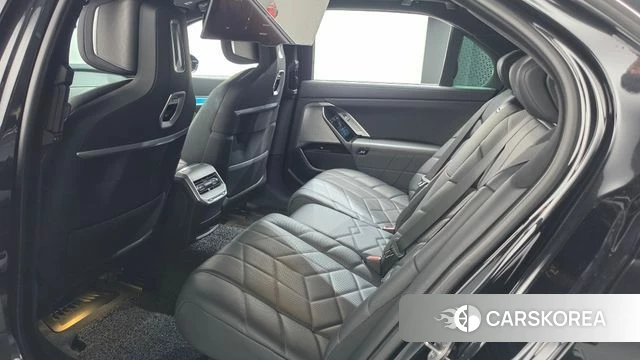 BMW 7 Series (G70) 2023 Черный из Кореи, фото 2