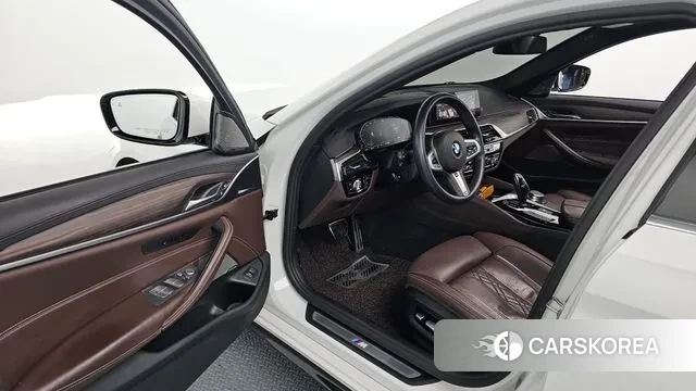 BMW 5 Series (G30) 2020 Белый из Кореи, фото 2