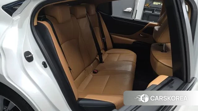 Lexus ES300h 7th generation 2024 Белый из Кореи, фото 2