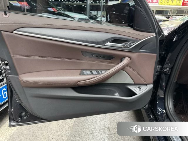 BMW 5 series 2023 Черный из Китая, фото 2