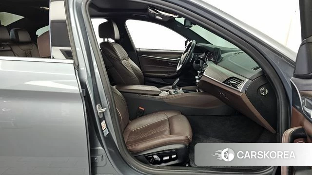 BMW 5 Series (G30) 2018 Серебристо-серый из Кореи, фото 2