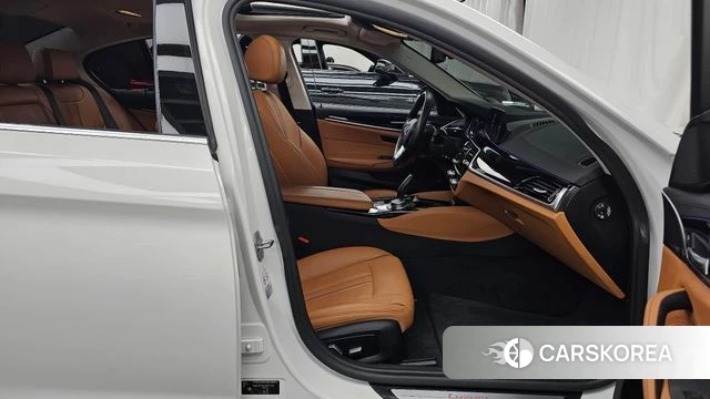BMW 5 Series (G30) 2018 Белый из Кореи, фото 2