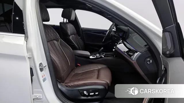 BMW 5 Series (G30) 2022 Белый из Кореи, фото 2